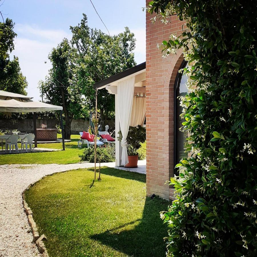 Casolare Isabella "Il Rifugio Dei Vinili" And Alice'S Room Ponsacco Buitenkant foto